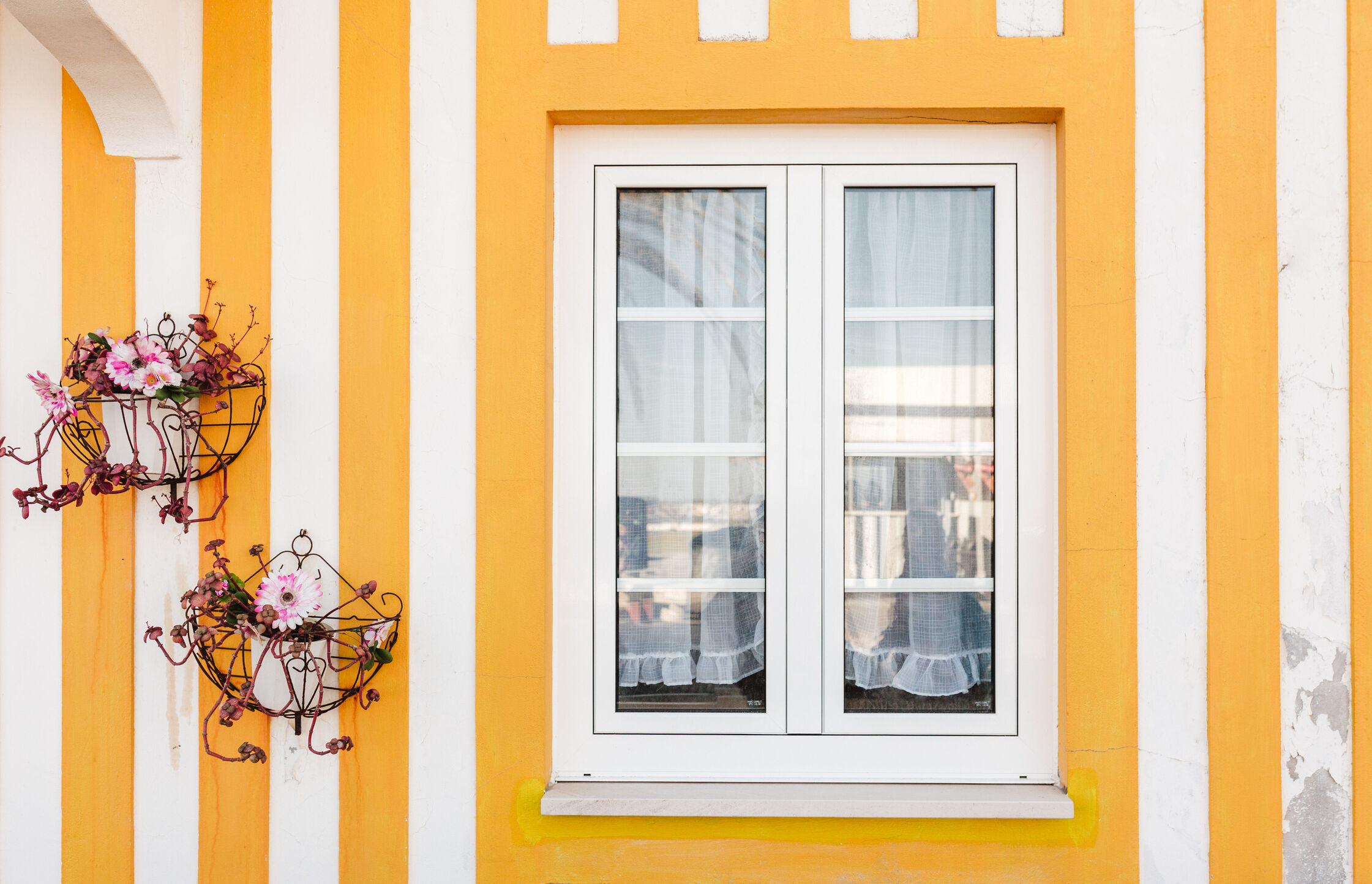 detail-of-a-typical-facade-of-aveiro-yellow-strip-2026-03-11-00-55-25-utc-e1776247336193_optimized_950.jpg