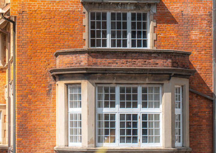 old-building-architecture-details-close-up-2026-03-26-06-08-12-utc_optimized_950.jpg