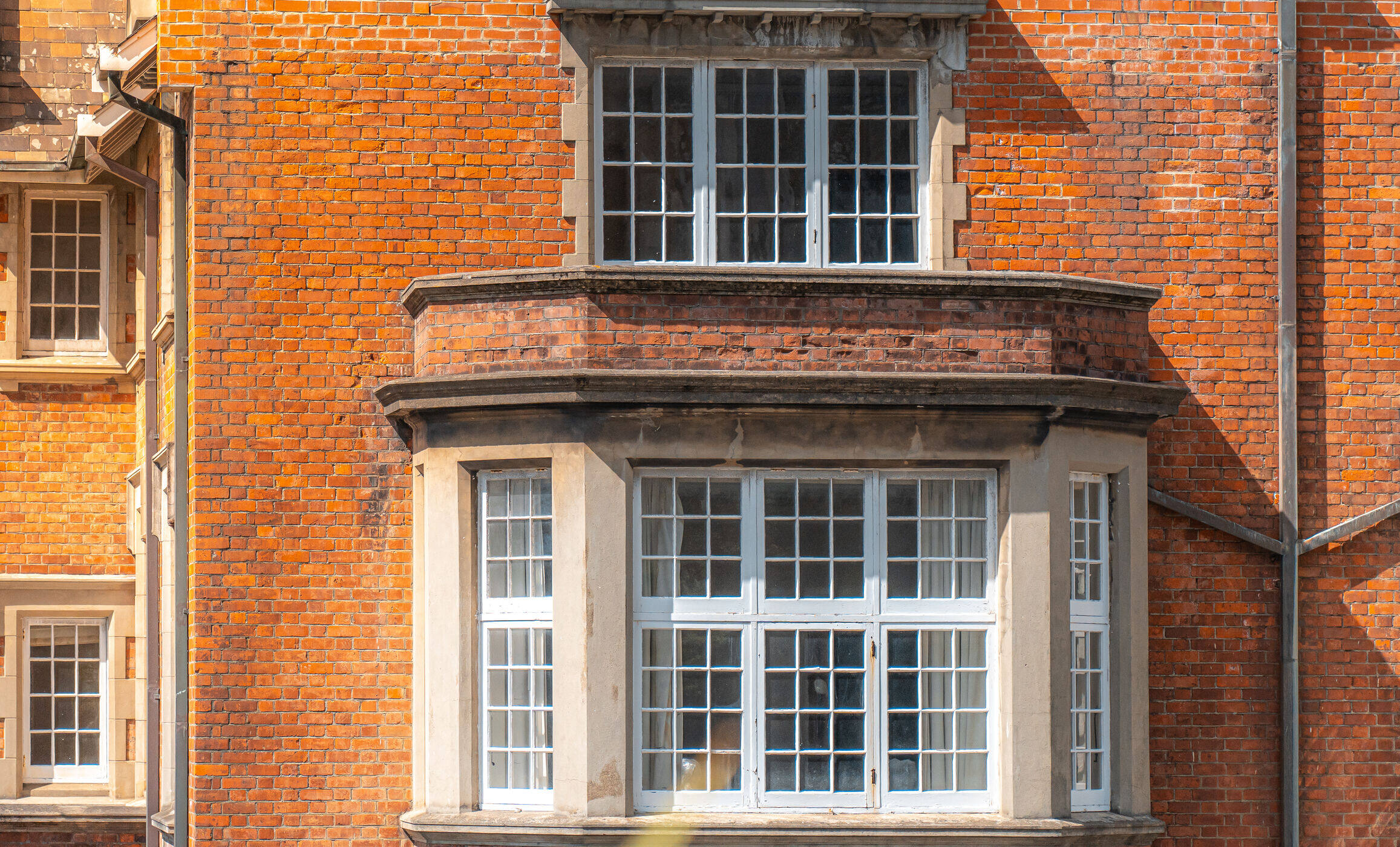 old-building-architecture-details-close-up-2026-03-26-06-08-12-utc_optimized_950.jpg